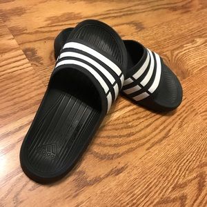 Adidas kids black and white slides sandals Sz 1